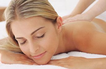Centro de estética Avanzada Cuida-T mujer relajada en masaje
